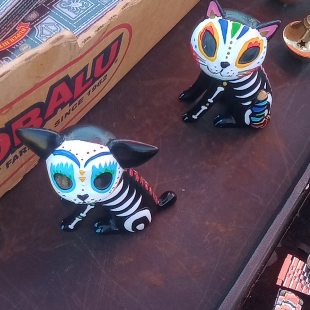 2 sugar skull cat statue